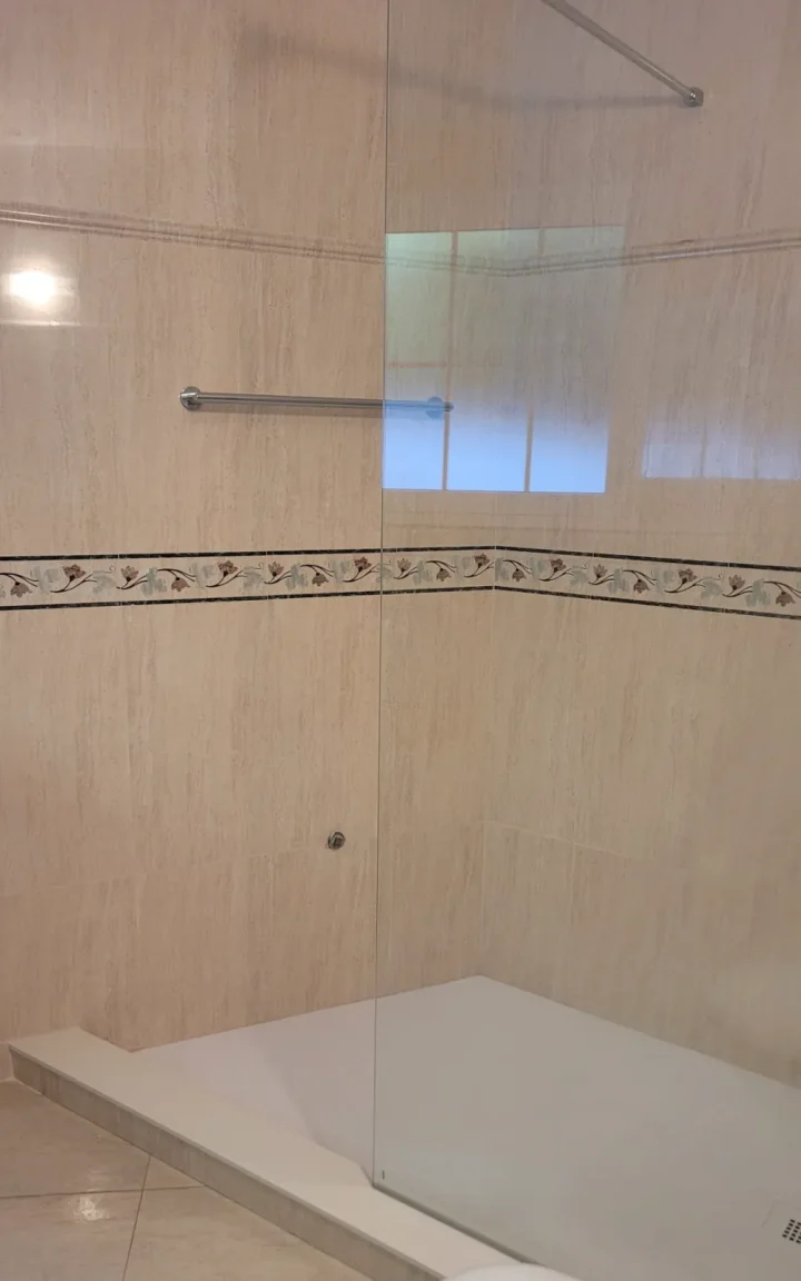 Baño reformado con plato de ducha extraplano y mampara de cristal